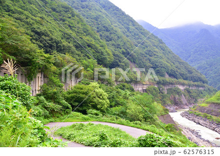 大糸線と姫川と国道148号線の風景 大糸線と姫川と国道148号線の風景 62576315