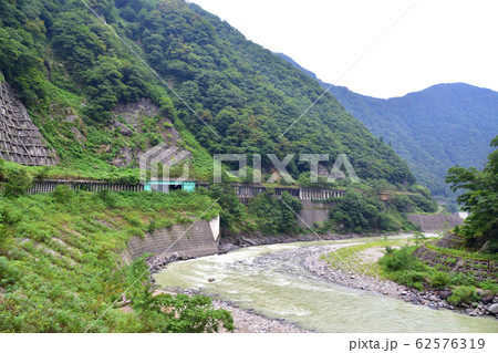 大糸線と姫川と国道148号線の風景 大糸線と姫川と国道148号線の風景 62576319