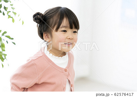 5歳の女の子 笑顔 の写真素材