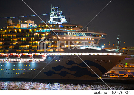 日本の横浜都市景観 救急車・新型コロナウイルス・大黒ふ頭で“船内隔離”が続くクルーズ船＝14日撮影 62576986