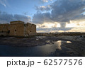 夕暮れのパフォス城　キプロス島 62577576