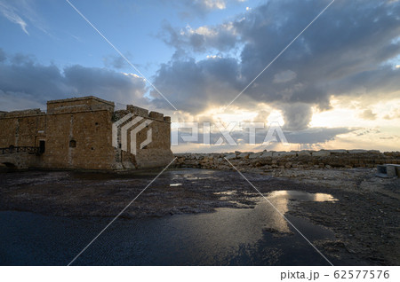 夕暮れのパフォス城　キプロス島 62577576