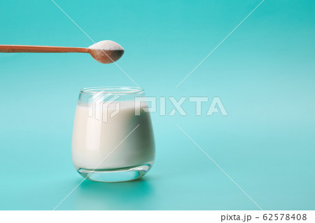 Coconut or almond milk 62578408
