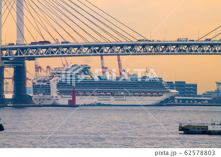 日本の横浜都市景観 新型コロナウイルス・大黒ふ頭で“船内隔離”が続くクルーズ船（夕焼け）＝14日撮影 62578803