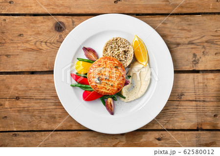 Top view of salmon cutlet with roasted vegetables Top view of salmon cutlet with roasted vegetables 62580012