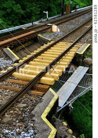 ガーター橋・桁橋と新品の枕木 ガーター橋・桁橋と新品の枕木 62581289