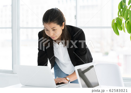 女性　グローバル　ビジネス 62583021