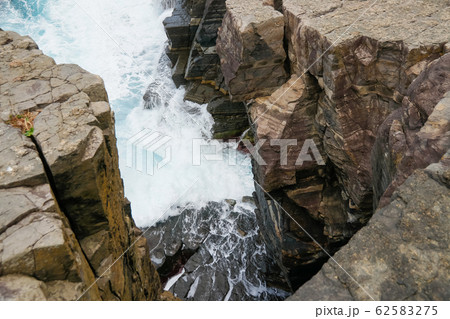 岩場の裂け目 62583275