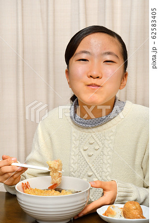 年越しそばを食べる女の子(大晦日) 年越しそばを食べる女の子(大晦日) 62583405