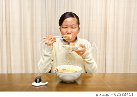 年越しそばを食べる女の子(大晦日) 62583411