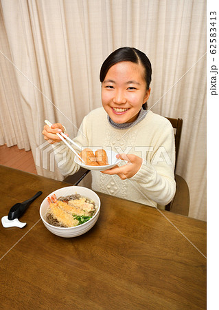 年越しそばを食べる女の子(大晦日) 年越しそばを食べる女の子(大晦日) 62583413