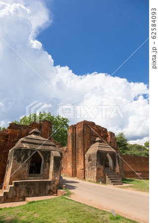 ミャンマー_タラバー門 62584093