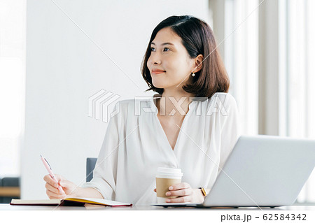 ビジネスシーン　カジュアル 62584342