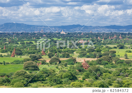 ミャンマー_タワーから見る仏塔群 62584372