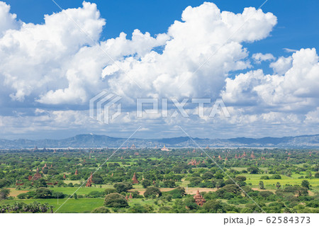 ミャンマー_タワーから見る仏塔群 62584373