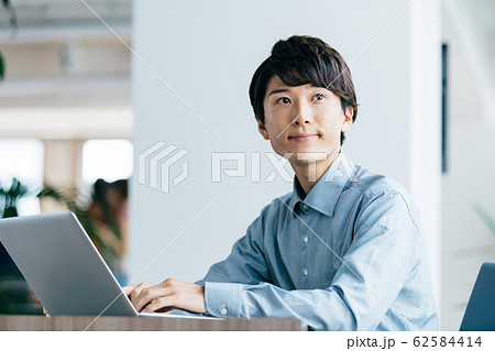 ビジネスシーン　カジュアル 62584414