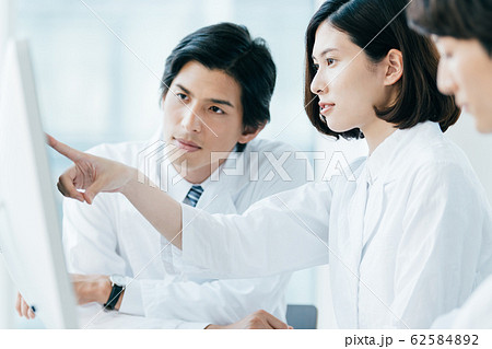 ビジネスシーン　白衣 62584892