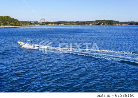英虞湾を走る漁船 英虞湾を走る漁船 62586160