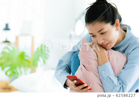 女性 スマホ リラックス 女性 スマホ リラックス 62586227