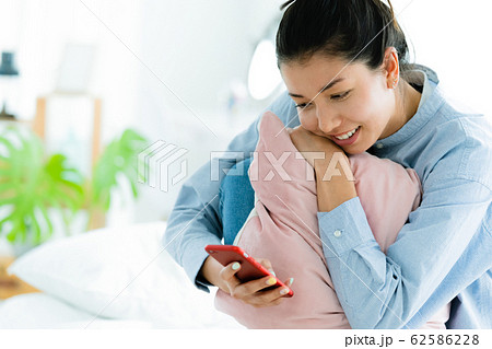 女性 スマホ リラックス 女性 スマホ リラックス 62586228