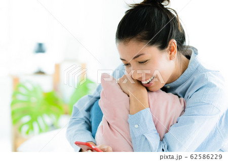 女性　スマホ　リラックス 62586229