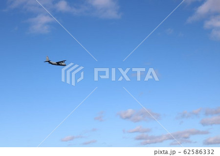 南伊豆の空に飛ぶ飛行機 南伊豆の空に飛ぶ飛行機 62586332