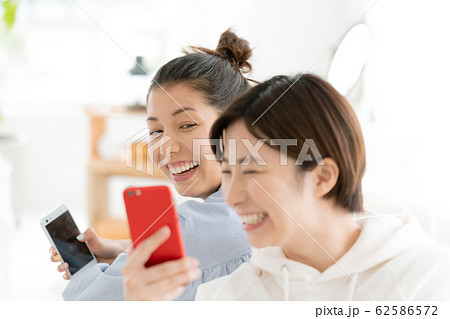 女性　ルームシェア　スマホ 62586572