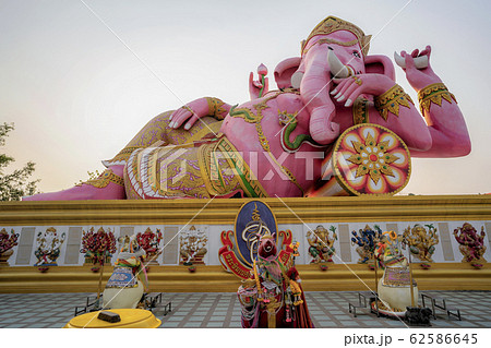 タイバンコク近郊にある象の神様 ピンクガネーシャの涅槃像の写真素材