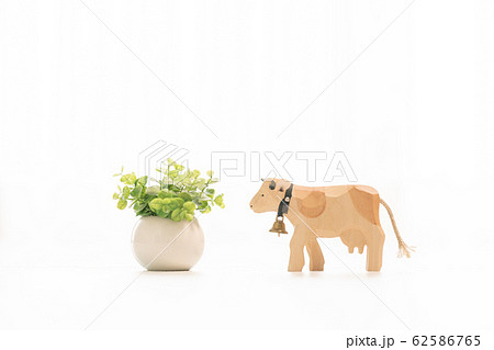 木彫りの牛の置物と観葉植物 62586765