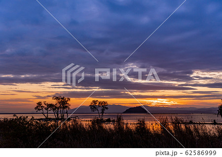 琵琶湖の夕景　湖北みずどりステーションの前 62586999