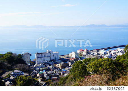長崎　小浜温泉　とけん山公園からみる小浜温泉街と橘湾 62587005