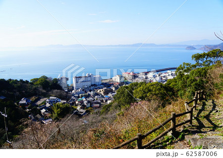 長崎 小浜温泉 とけん山公園からみる小浜温泉街と橘湾 長崎 小浜温泉 とけん山公園からみる小浜温泉街と橘湾 62587006