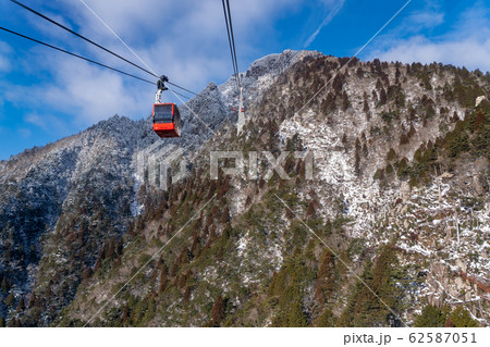三重県　冬の御在所ロープウエイ　ゴンドラと山頂の山上公園駅 62587051