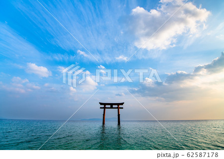滋賀県 白髭神社の湖中大鳥居 夕方の情景 滋賀県 白髭神社の湖中大鳥居 夕方の情景 62587178