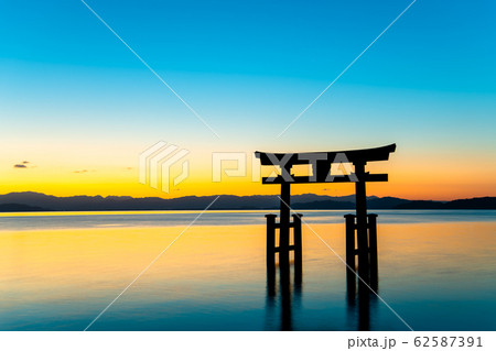 滋賀県 白髭神社の湖中大鳥居 夜明け 滋賀県 白髭神社の湖中大鳥居 夜明け 62587391