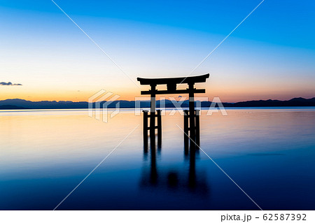 滋賀県 白髭神社の湖中大鳥居　夜明け 62587392