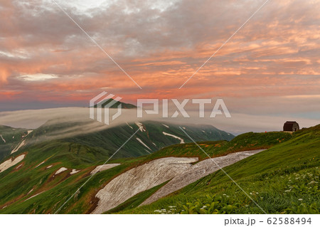 朝焼け雲と飯豊連峰主峰・大日岳と御西小屋 62588494