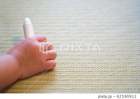 洗える畳に子供の手 クレヨン 62590911