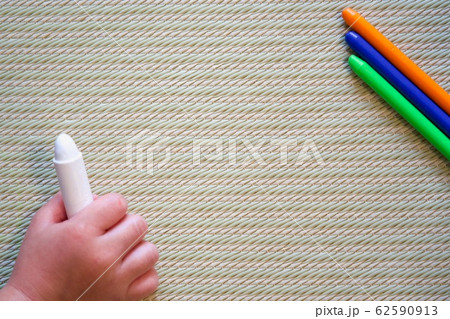 洗える畳に子供の手 クレヨン クーピー 62590913