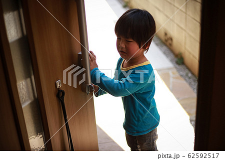 玄関で泣く男の子 62592517