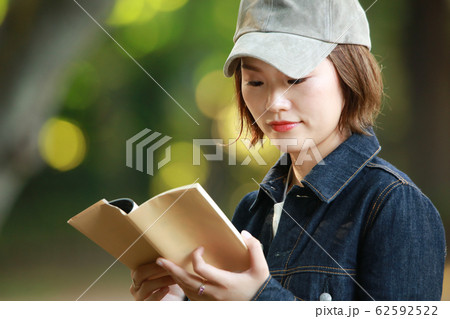 読書する女性 62592522