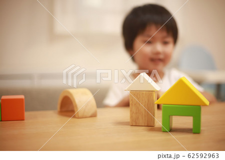 積み木で遊ぶ男の子 積み木で遊ぶ男の子 62592963