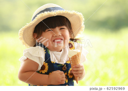 ソフトクリームを食べる女の子 62592969