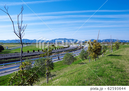 道路と線路と列車と飛行機雲 … 鳥取県 境港市 天候：快晴 62593644