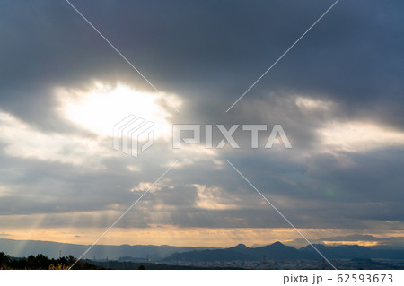 雲の切れ間からの光 62593673