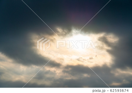 雲の切れ間からの光 62593674