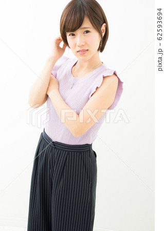 夏服の女性 62593694