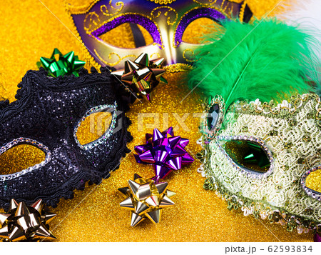 Colorful mardi gras carnival masks on golden Colorful mardi gras carnival masks on golden 62593834