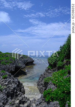 沖縄 絶景 真栄田岬 観光 旅行 夏 海 空 風景 旅 インスタ映え インスタ 沖縄県 島 自然の写真素材