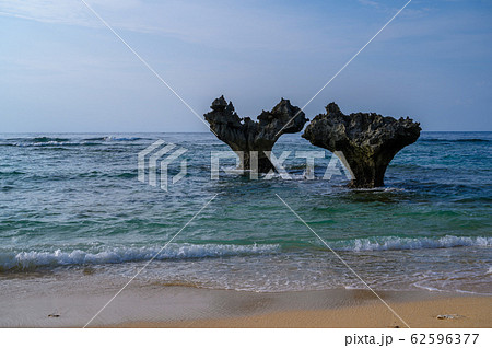 沖縄 ハートロック ハート岩 ティーヌ浜 嵐 Cm撮影地 旅行 写真スポット 絶景 デートスポット の写真素材